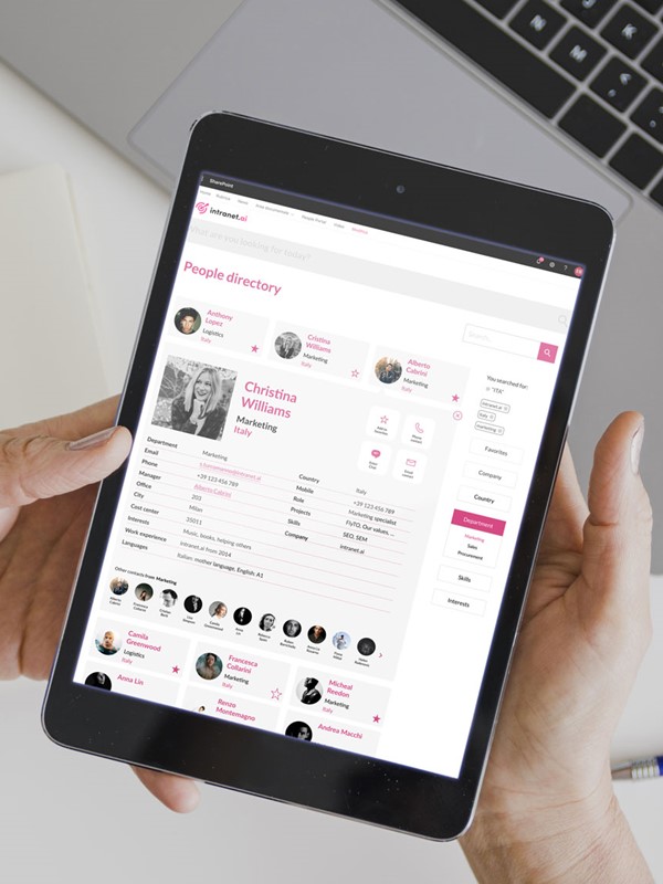 un dipendente comunica con i colleghi tramite intranet aziendale